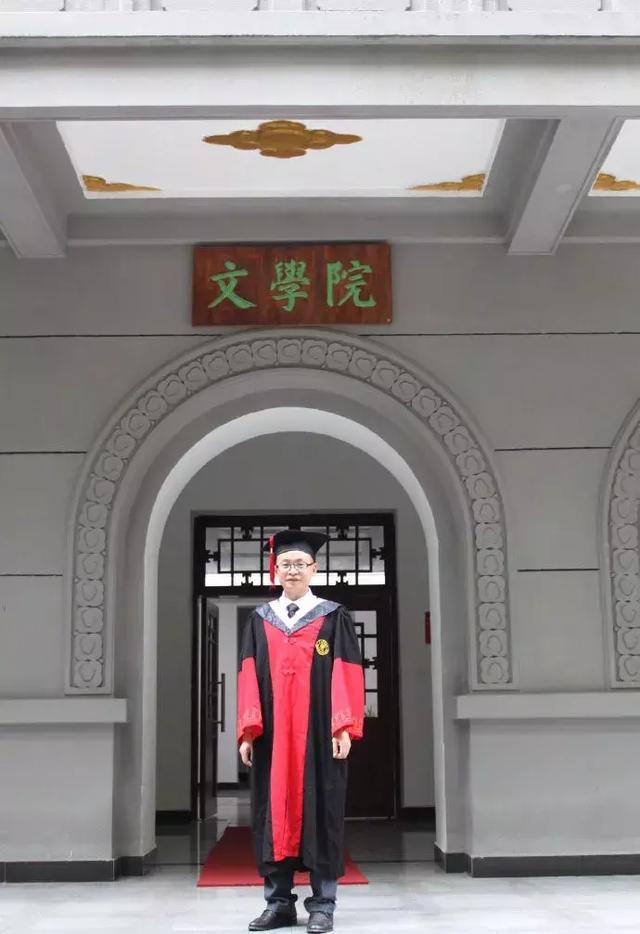 他从保安逆袭成博士！告诉孩子：你若努力，全世界都会为你让路