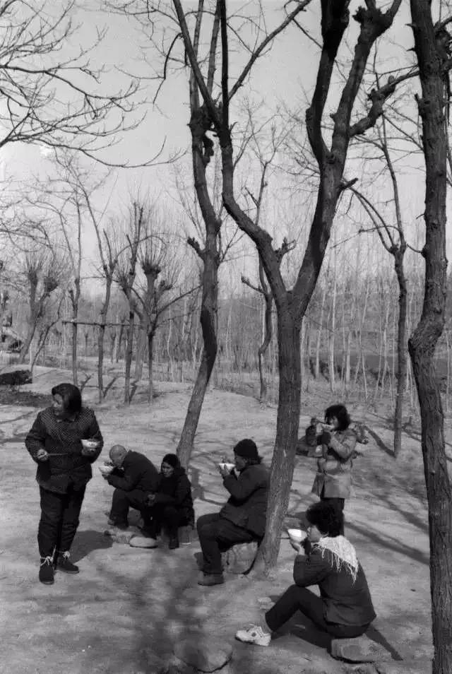 70年代农村吃饭老照片，瞬间勾起无数回忆~