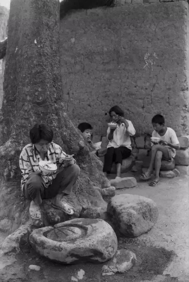 70年代农村吃饭老照片，瞬间勾起无数回忆~