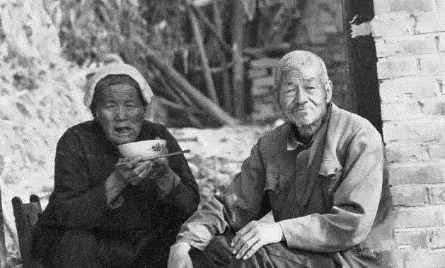 70年代农村吃饭老照片，瞬间勾起无数回忆~