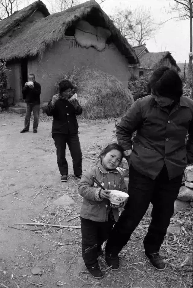 70年代农村吃饭老照片，瞬间勾起无数回忆~