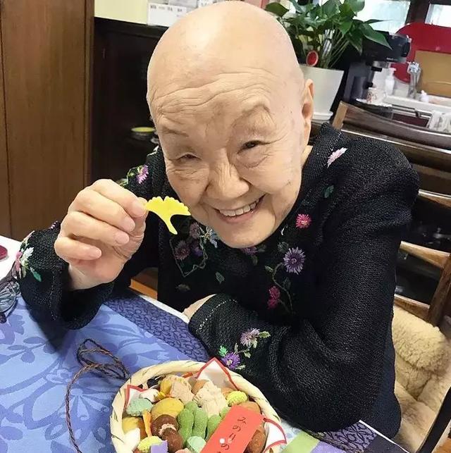 96岁“花尼姑”吃肉喝酒，风流成性，还获得国家级荣誉奖章？厉害