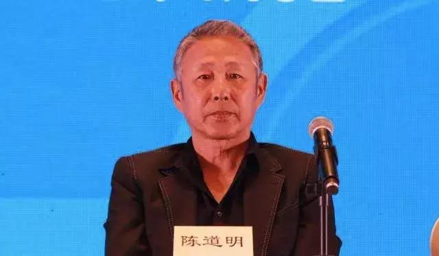 64岁陈道明白发照曝光：体面的老去，是对自己最大的尊重