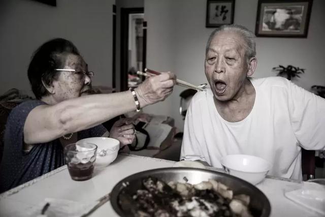 兄妹成夫妻，相爱80年：亲爱的，亲亲我......（泪奔的爱情）