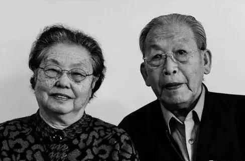 兄妹成夫妻，相爱80年：亲爱的，亲亲我......（泪奔的爱情）