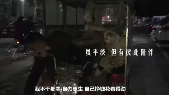 狗狗帮主人照顾菜摊，看家、看车，一人一犬相依为命