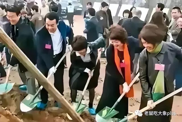 形式主义不仅令百姓反感，而且还像滑稽戏一样令人捧腹大笑！