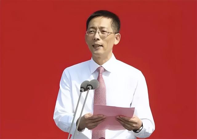 施一公北大毫无保留的演讲：永远不要做一个与社会格格不入的人