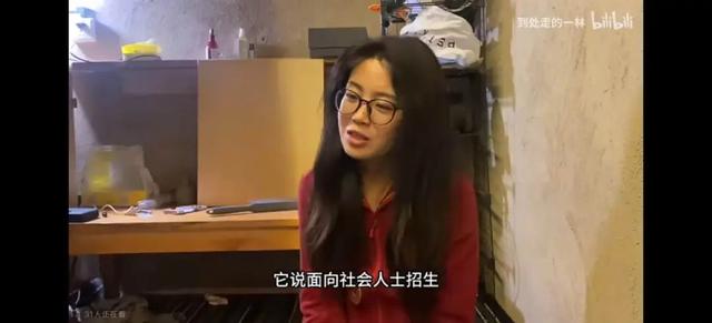 00后美女诗人流浪街头，与父母决裂，曾几度自杀，现在怎样了？