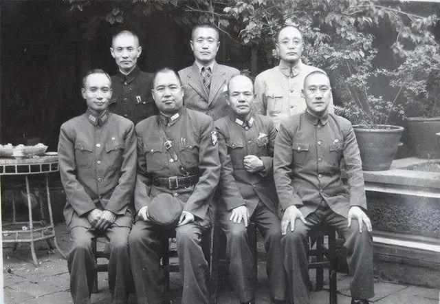 1936年，江青和唐纳的结婚照，看江青的长相，有点不一样